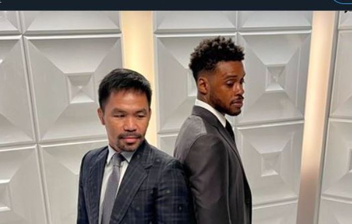 Manny Pacquiao (kiri) dan Errol Spence Jr (kanan) ketika melakukan sesi foto setelah konferensi pers pada Minggu (11/7/2021).