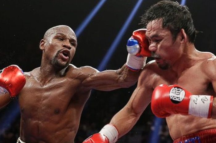 Floyd Mayweather memukul Manny Pacquiao saat keduanya bertanding tinju untuk pertama kalinya di MGM Grand Arena, Las Vegas, Nevada, AS, 2 Mei 2015. 