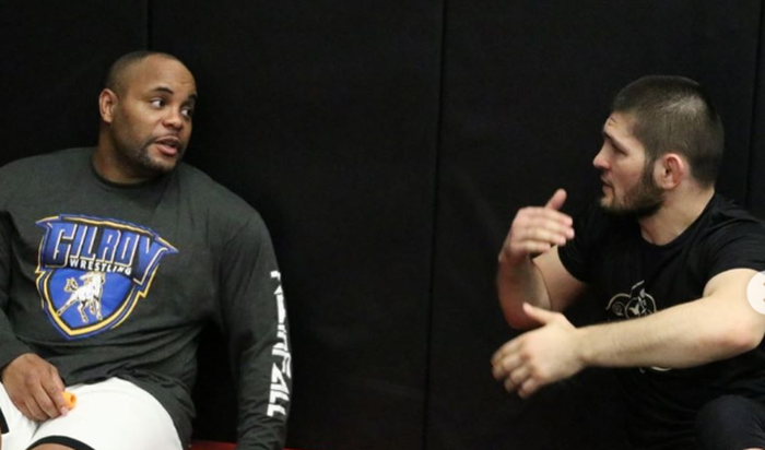 Daniel Cormier (kiri) dan Khabib Nurmagomedov (kanan) tengah berdiskusi tentang latihan selama di American Kickboxing Academy.