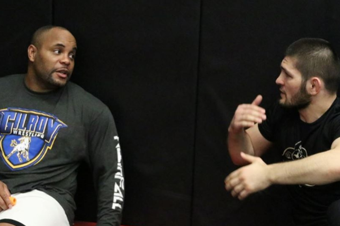 Dua mantan jagoan UFC yang berteman akrab, Daniel Cormier (kiri) dan Khabib Nurmagomedov (kanan).