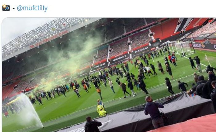 Fans Manchester United merusuh di Stadion Old Trafford, jelang laga melawan Liverpool Minggu (2/5/2021).