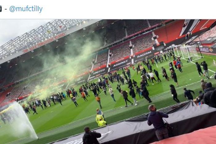 Fans Manchester United merusuh di Stadion Old Trafford, jelang laga melawan Liverpool Minggu (2/5/2021).