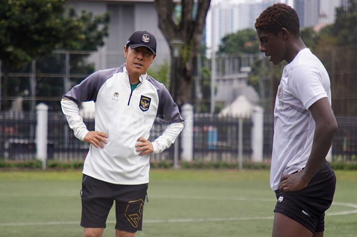 Pelatih Shin Tae-Yong terlihat sedang menegur Pemain Timnas U-20 Indonesia karena tidak sesuai dengan perintah yang dia berikan pada TC Timnas U-20 Indonesia