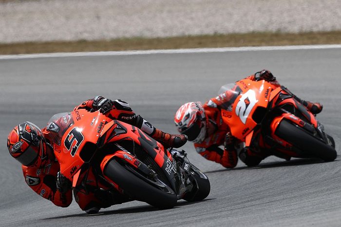 Pembalap KTM Tech 3 Danilo Petrucci dan Iker Lecuona.