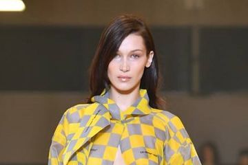 Bella Hadid saat tampil di Paris Fasion Week walau sedang demam 39 &deg;C