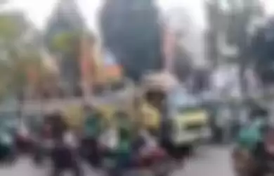 Ratusan driver ojol hadang truk sembako di Surabaya, Jawa Timur