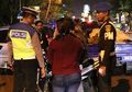 Pagi-pagi Sudah Kena Razia Polisi, Wanita Ini Justru Dapati Hal Tak Terduga, Pergoki Kekasihnya yang Kabur Tanpa Kabar Sedang Bersama Selingkuhan: Woy Gue Lagi Hamil, Ngapain Lo Bawa Cewek Lain!