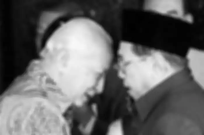 Mantan Presiden Soeharto menyambut kedatangan Presiden Abdurrahman Wahid (Gus Dur) di kediamannya di Jalan Cendana, Jakarta Pusat, 8 Maret 2000. Gus Dur merupakan sosok yang membongkar pertemuan Soeharto dengan PM Israel yang merupakan kelanjutan dari Operasi Alpha.