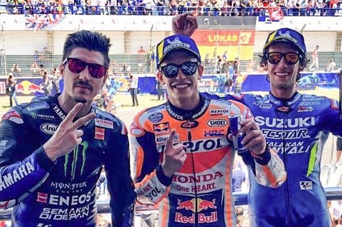 Dari kiri ke kanan Maverick Vinales (Monster Energy Yamaha), Marc Marquez (Repsol Honda), dan Alex Rins (Suzuki Ecstar), berpose di podium setelah menjalani balapan MotoGP Spanyol di Sirkuit Jerez, Minggu (5/5/2019).