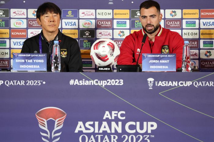 Pelatih timnas Indonesia, Shin Tae-yong, dan pemain Jordi Amat, saat memberikan keterangan kepada media jelang laga melawan Vietnam, Kamis (18/1/2024).
