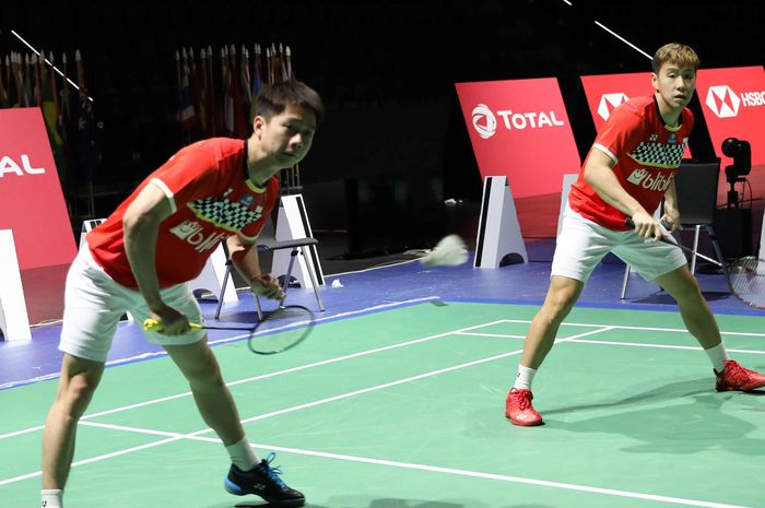 Marcus Fernaldi Gideon/Kevin Sanjaya Sukamuljo saat menjalani sesi latihan sebelum Kejuaraan Dunia 2019, di St. Jakobshalle, Basel, Swiss, Minggu (18/8/2019).