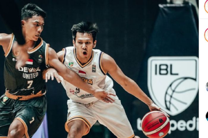 Pemain Dewa United sedang berduel dengan pemain Tangerang Hawks dalam lanjutan seri 1 IBL 2022, Kamis (20/1/2022)