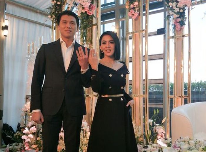 Syahrini dan Reino Barack terlihat memakai cincin kawin di tangan yang berbeda