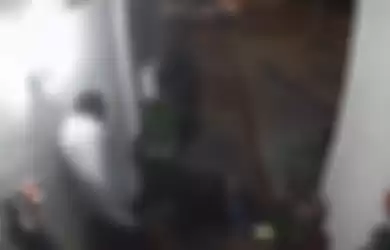 Dilempar Sejauh 2 Meter, Seorang Wanita Terekam Dihajar Habis-habisan Oleh Seorang Pria, Begini Videonya!