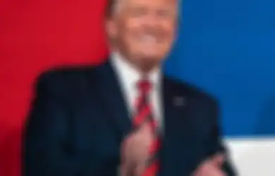 Trump Positif Corona, Netizen Fokus dengan Warna Kulit Wajahnya yang Berbeda dari Biasanya, Ada Apa?