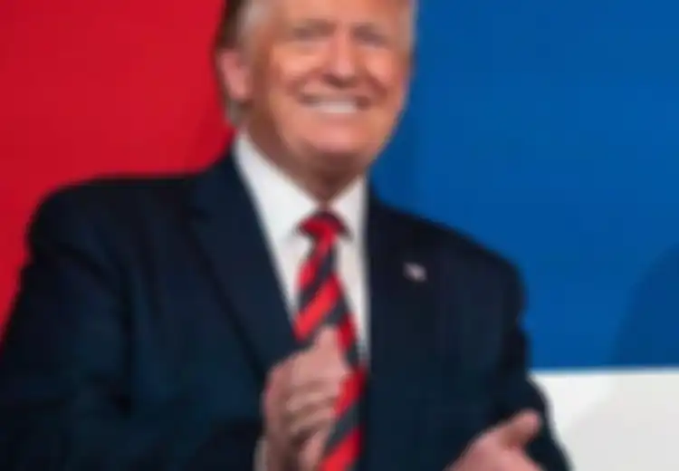 Trump Positif Corona, Netizen Fokus dengan Warna Kulit Wajahnya yang Berbeda dari Biasanya, Ada Apa?
