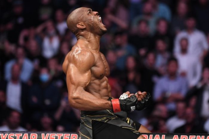 Juara kelas welter UFC, Kamaru Usman, saat merayakan kemenangan atas Jorge Masvidal pada UFC 261, Minggu (25/4/2021).