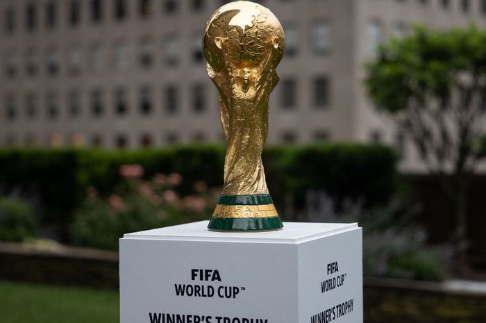 Trofi juara Piala Dunia saat dipamerkan dalam acara FIFA di New York, AS (16/6/2022).