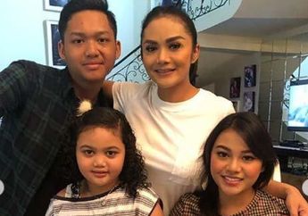 Bukti Kejanggalan pada Chat Pribadi Antara Aurel dan Krisdayanti, Sang Diva Beralasan Tak Sering Pegang Handphone Tapi Ketahuan Rutin Update Status