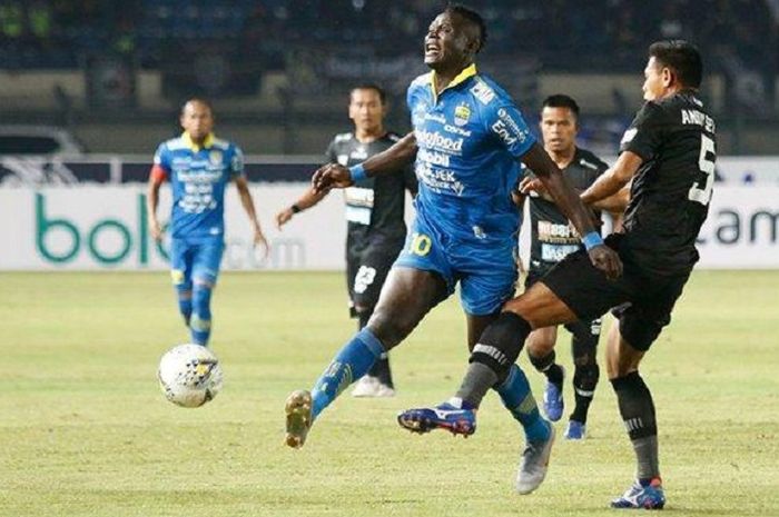 Striker Persib Bandung Ezechiel N'Douassel dijegal pemain PS Tira-Persikabo dalam duel Liga 1 2019 di Stadion Si Jalak Harupat, Soreang, Kabupaten Bandung, Selasa (18/6/2019) malam WIB.