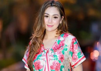 Ibu 4 Anak Bak Masih Gadis Saat Foto Pakai Dress, Kulit dan Kaki Celine Evangelista Justru Bikin Netizen Salfok, Kenapa Tuh?