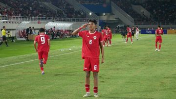 Pemain timnas U-16 Indonesia, Evandra Florasta, melakukan selebrasi setelah mencetak gol ke gawang Filipina pada laga ASEAN Cup U-16 2024 di Stadion Manahan, Solo, Senin (24/6/2024).