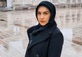 Umumkan Kehamilan Pasca Kehilangan Anak Kembarnya, Lihat Cantiknya Irish Bella dengan Hijab Syar'i Saat Jalani Ibadah Umrah