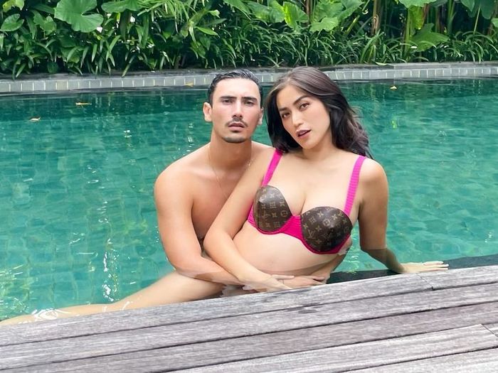 Renang Bareng Vincent Verhaag, Jessica Iskandar Jadi Sorotan Pakai Bikini  Seksi Pamer Perut Buncit - Semua Halaman - Stylo