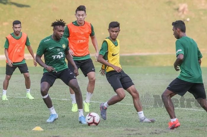 Mohamadou Sumareh (kedua dari kiri) berlatih gigih bersama rekan-rekannya di Timnas Malaysia menjelang duel kontra Timnas Indonesia.