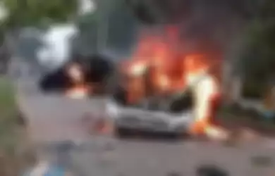 Warga melakukan blokade jalan lintas Sumatera (Jalinsum) dengan membakar ban bekas hingga mobil Wakapolres mandailing Natal, pada Senin (29/6/2020). 