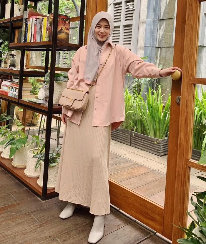 Ayana Moon memadukan Rok Hijab dan Kemeja berwarna lembut