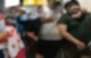 Viral video bocah disiksa ayah kandungnya di Serpong, Tangerang Selatan. Pelaku bernama Wahyu Handoko kini telah ditangkap anggota Polres Metro Tangerang Selatan 