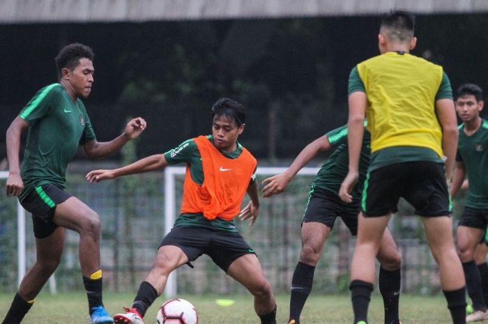 Andre Oktaviansyah (rompi oranye) saat jalani pemusatan latihan timnas U-19 Indonesia di Stadion Pajajaran, Kota Bogor, Kamis (26/9/2019).