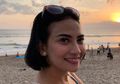 Pamer Tato di Punggung Mulus, Vanessa Angel Kembali Tuai Kontroversi Saat Nikmati Sunset Pantai Bali