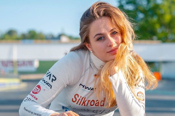 Pembalap Formula 3 asal Jerman, Sophia Floersch.
