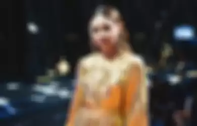 Rossa Tampil Manis dengan Outfit Gold Saat Jadi Juri Indonesian Idol