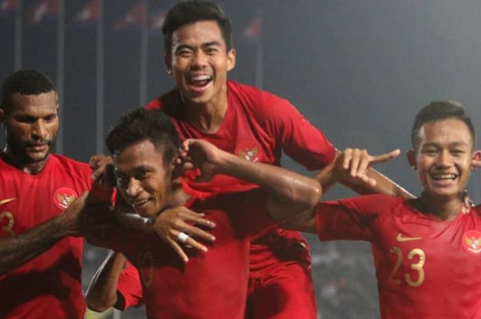 Penyerang timnas U-22 Indonesia, Osvaldo Haay, dan kawan-kawan merayakan gol ke gawang Thailand pada final Piala AFF U-22 2019, Selasa (26/2/2019).