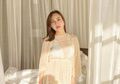 Pamer Perut Buncit, Seksinya Shandy Aulia Foto Maternity Shoot Pakai Baju Renang Belahan Dada Rendah