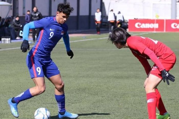 Aksi pemain timnas U-23 Singapura, Ikhsan Fandi (9) memcoba melewati pilar timnas U-23 Korea Utara pada laga kedua Grup G Kualifikasi Piala Asia U-23 2020 di Ulaanbaatar, Mongolia, 24 Maret 2019.