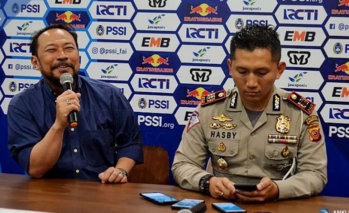 Budi Bram Rachman (kiri), general coordinator pertandingan kandang Persib Bandung, tak mendapat izin dari polisi untuk menggelar laga leg 2 babak 8 besar Piala Indonesia 2018-2019 di Stadion Si Jalak Harupat, Kabupaten Bandung, Senin (29/4/2019).