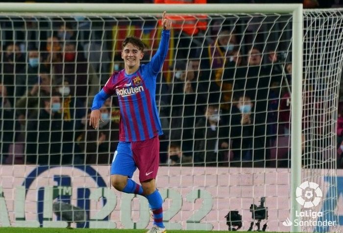 Pemain muda Barcelona, Gavi, merayakan gol ke gawang Elche.