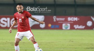 Pemain sayap kiri timnas Indonesia, Saddil Ramdani (kanan), sedang menguasai bola di Stadion Si Jalak Harupat, Bandung, Jawa Barat, 1 Juni 2022.