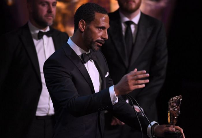 Rio Ferdinand saat menerima penghargaan BAFTA TV Award