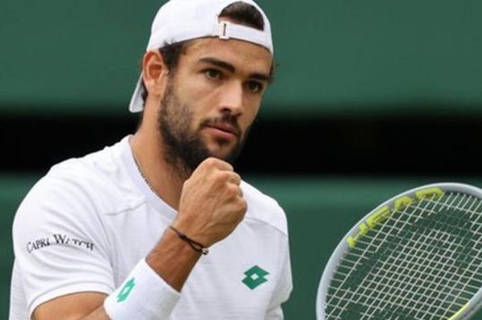 Petenis putra Italia, Matteo Berrettini, bereaksi usai memenangi poin atas lawannya pada turnamen Grand Slam Wimbledon 2021.