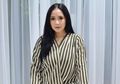Bukan Baju Jutaan Rupiah, Nagita Slavina Tampil Sederhana dengan Kaus Harga Ratusan Ribu, Netizen Juga Bisa Beli!