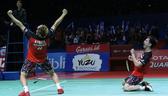 Pasangan ganda putra Indonesia, Marcus Fernaldi Gideon/Kevin Sanjaya Sukamuljo, bereaksi setelah memastikan diri menjadi juara Indonesia Open 2019 di Istora Senayan, Jakarta, Minggu (21/7/2019).