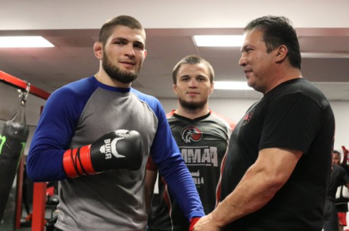 Khabib Nurmagomedov (kiri) dan Javier Mendez (kanan). Khabib Nurmagomedov merupakan petarung yang diasuh oleh Javier Mendez. 