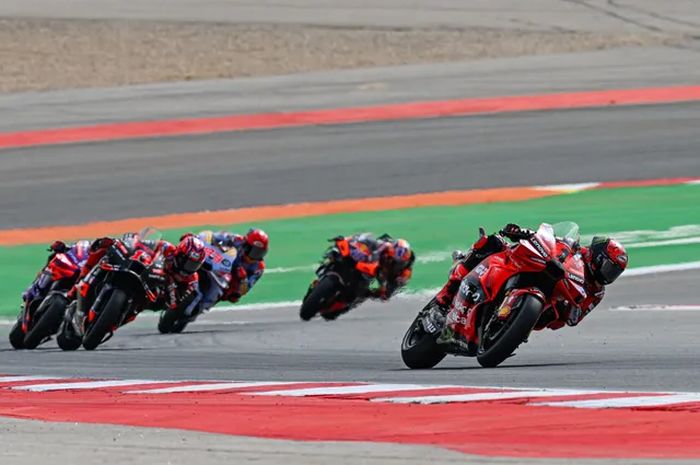 Pembalap Ducati Lenovo, Francesco Bagnaia saat sempat memimpin sesi sprint MotoGP Portugal 2024 sebelum membuat kesalahan di 4 lap tersisa di Sirkuit Algarve, Portimao, Portugal, Sabtu (23/3/2024).