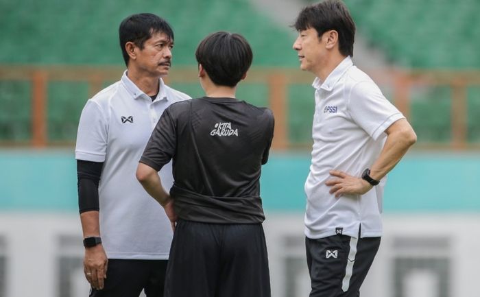 Pelatih sekaligus manajer timnas Indonesia, Shin Tae-yong, berunding dengan Indra Sjafri saat memimpin latihan timnas U-19 Indonesia.