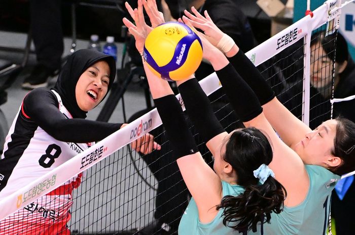 Pebola voli putri Indonesia, Megawati Hangestri Pertiwi, melepaskan spike dalam lanjutan liga voli Korea antara Daejeon Red Sparks dan GS Caltex Seoul KIXX